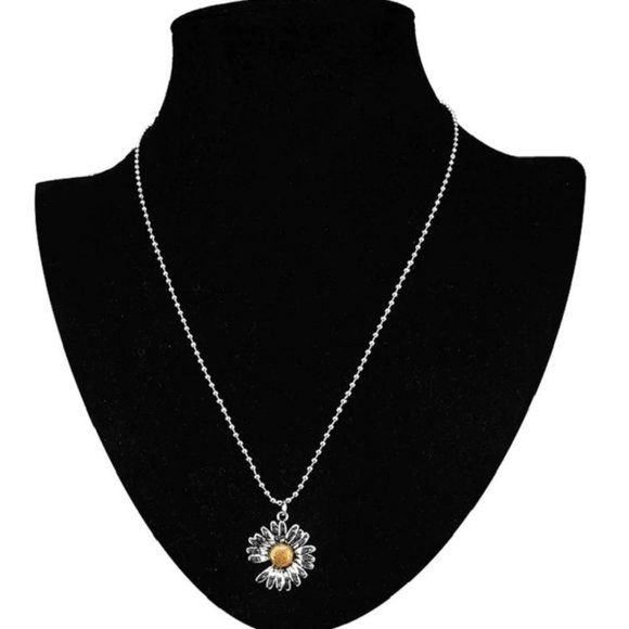 NEW 925 Sterling Silver Retro Daisy Necklace - Picture 4 of 8